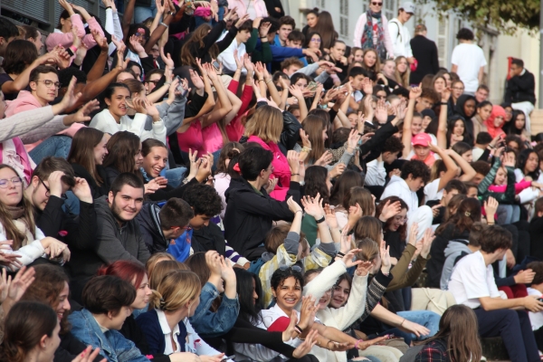 Plus de 300 lycéens d'Émiland Gauthey ont formé une chaîne humaine pour Octobre rose