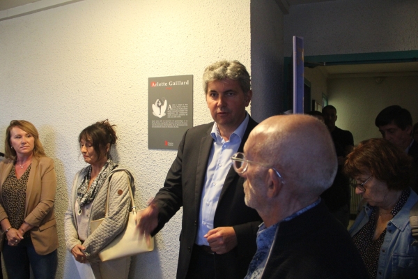 Inauguration d’une plaque installée en mémoire d'Arlette Gaillard au Gymnase Alsace-Lorraine