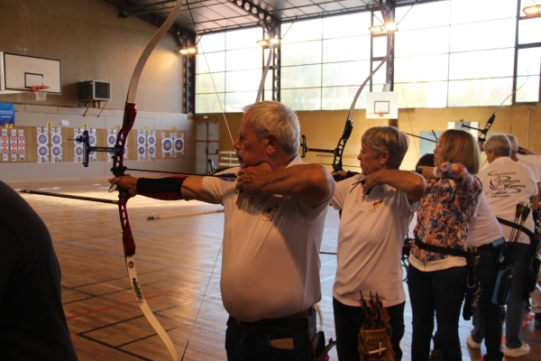 16 archers récompensés lors de la remise des médailles de la rencontre amicale des clubs de tir à l'arc au Gymnase du Stade Garibaldi