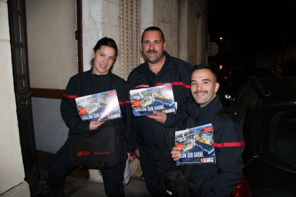 La tournée des calendriers des sapeurs-pompiers de Chalon-sur-Saône, c'est en ce moment ! 
