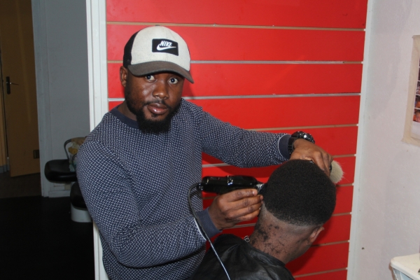 Peter de Beauty Live, le coiffeur prisé de la diaspora africaine de Chalon-sur-Saône