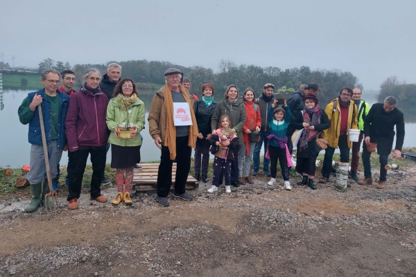 Marche pour le climat à Chalon-sur-Saône : Des manifestants plantent des arbres en face du Parc Eugène Freyssinet