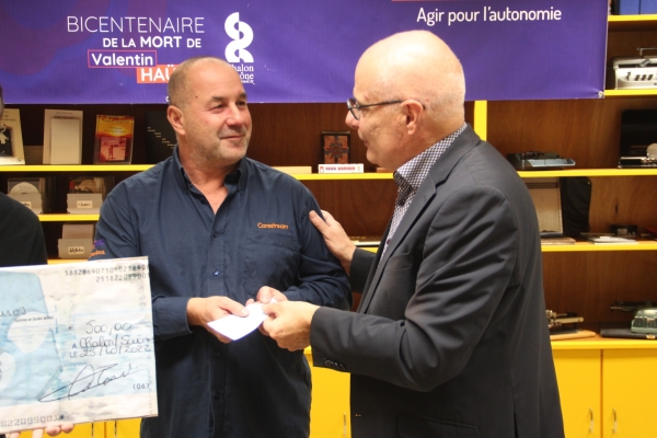 Remise d'un chèque de Pour Chalon Avec Vous à l'association Valentin Haüy 