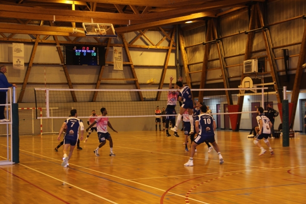 Volley-ball - Elite masculine (Poule B) : Amère défaite du VBCC face aux Calaisiens de l'Inter Sport Saint-Pierre (2-3)