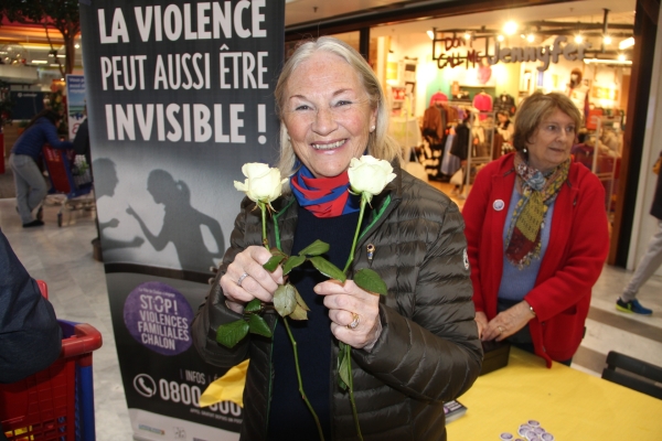 Le Lions Club Saôcouna a organisé une vente de roses pour aider les victimes de violences familiales