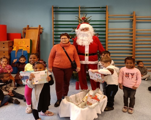 Distribution des colis de Noël à l'école maternelle de Bourgogne