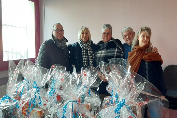 Distribution des colis de Noël à la Maison de quartier du Stade-Fontaine aux Loups