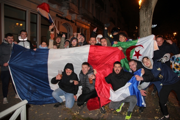 Au tour des supporters français de faire la fête à Chalon-sur-Saône après la victoire des Bleus