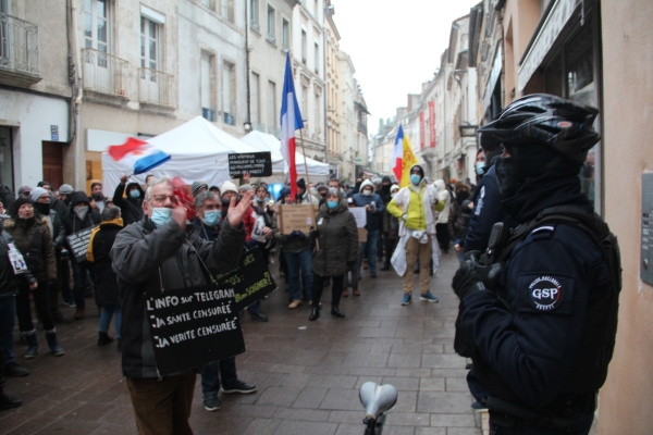 250 anti-passes ont défilé dans les rues de Chalon-sur-Saône ce samedi