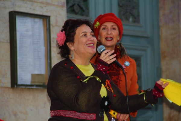 Emérancienne et Laudibine inondent la Place de l'Hôtel de Ville de compliments