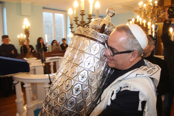 Mazal Tov ! La communauté juive de Chalon-sur-Saône a enfin un nouveau Sefer Torah