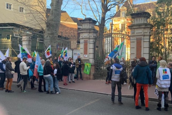 Manifestation spontanée contre le recours au 49.3 devant la sous-préfecture de Chalon-sur-Saône