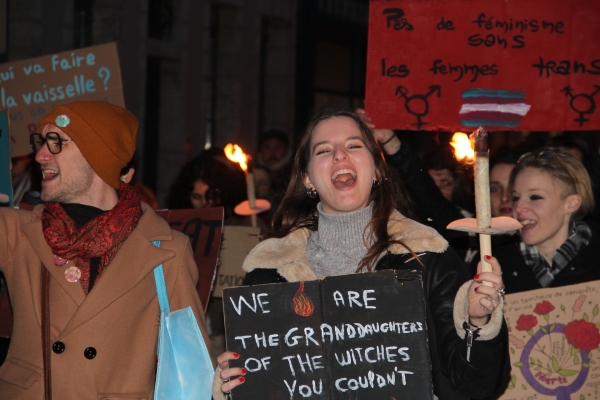 Journée internationale des droits des femmes : une centaine de personnes pour la retraite aux flambeaux dédiées aux femmes dans les rues de Chalon-sur-Saône