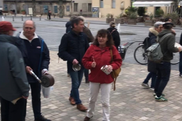 Casserolade à Chalon-sur-Saône pour l'anniversaire de la réélection de Macron