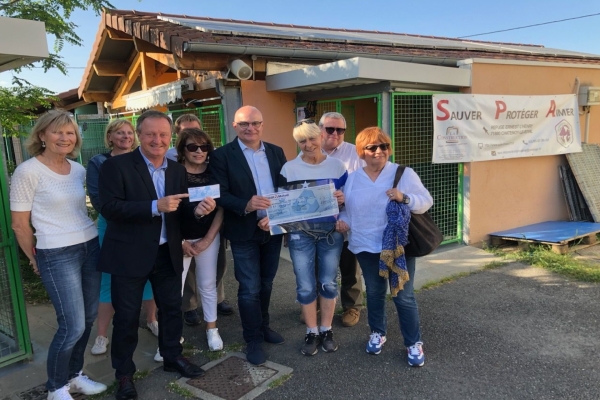 L'association Pour Chalon Avec Vous a remis 500 euros à la SPA de la Région Chalonnaise