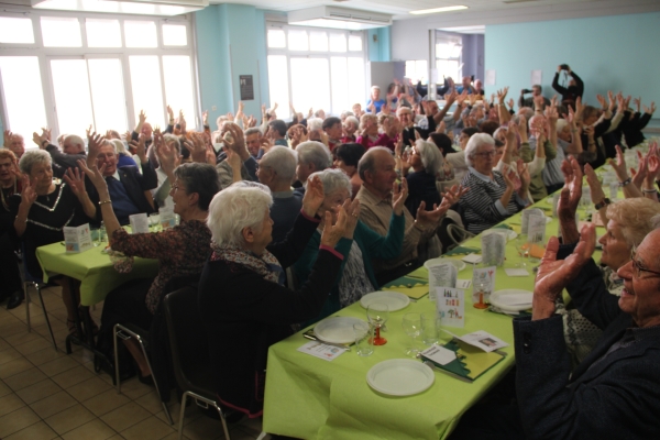 Bonne ambiance au repas pêche d'eau douce du Comité de bienfaisance Comité Boucicaut-Bellevue-Verrerie-Champ Fleuri