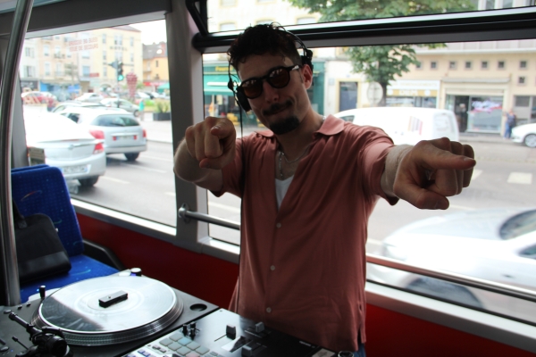 Fête de la musique 2023 : Quand un DJ mixe dans un bus