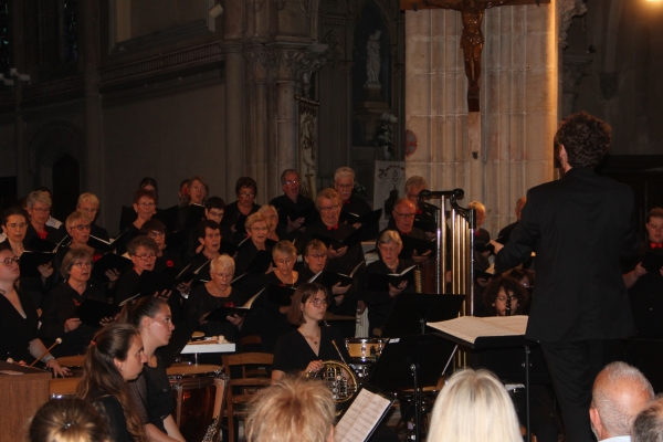 Église Saint-Cosme bondée pour suivre la chorale