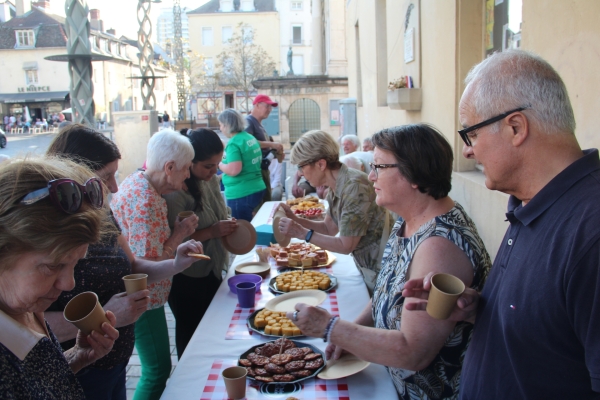 Belle fête des voisins pour le Comité de quartier Centre-Pasteur