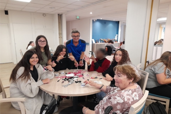 Des lycéens d'Émiland Gauthey et des résidents de Roger Béduneau autour d'un atelier de confection