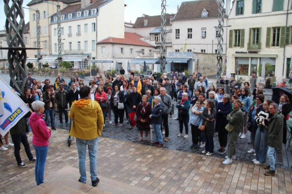 Attaque au couteau à Arras : un rassemblement en mémoire à Dominique Bernard à Chalon-sur-Saône 
