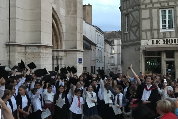 Remise de diplômes Cambridge à la Cathédrale Saint-Vincent : 200 élèves présents