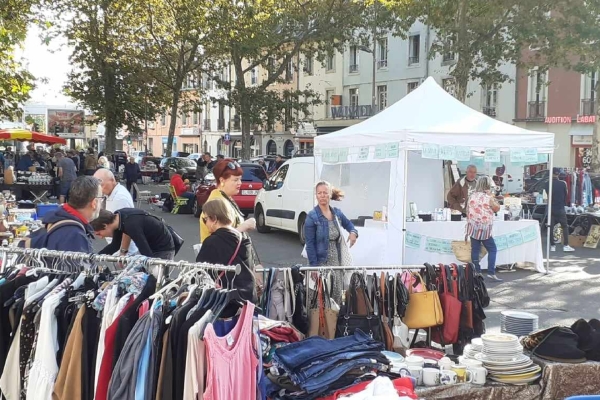 Vif succès pour le vide-greniers de Pour Chalon Avec Vous