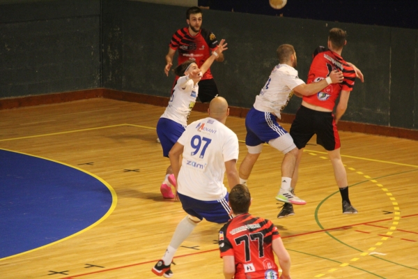 Handball. Nationale 3 Masculine - Poule 6 : Les Bleus et Blancs renouent avec la victoire en s'imposant face aux Chevignois (37-23)