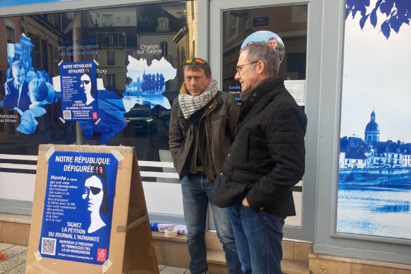 Loi immigration : Des militants communistes réunis devant la permanence parlementaire de Louis Margueritte à Chalon-sur-Saône