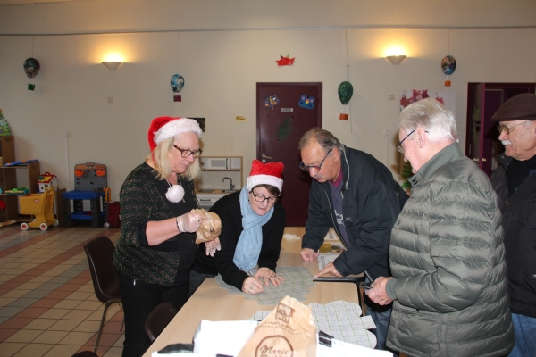 Distribution des colis de Noël du Comité de quartier Avenir-Aubépins-Saint-Gobain