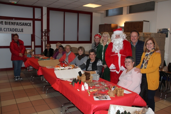 Distribution des colis de Noël du Comité de bienfaisance du quartier de la Citadelle