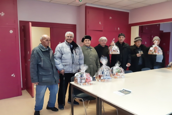 Distribution des colis de Noël à la Maison de quartier du Stade-Fontaine aux Loups