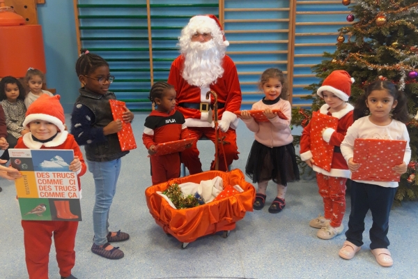 Visite du Père Noël à l'École de Bourgogne