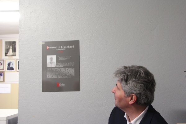 Charreaux : Inauguration de la plaque en hommage à Jeannette Guichard à la salle de l'Amicale des Charreaux 