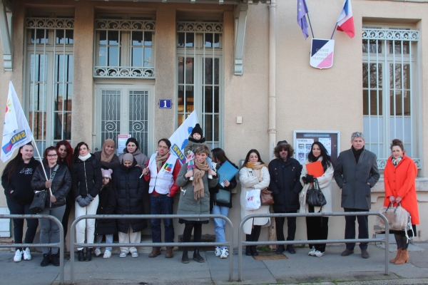 Les parents mobilisés contre la menace d'une fermeture de classe à l'école de Bourgogne