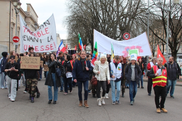 Grève des enseignants : 300 personnes dans les rues de Chalon-sur-Saône «pour défendre l'école publique»