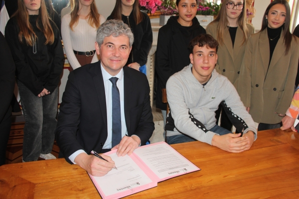 Signature des chartes des bénévoles du dispositif Entour'Age