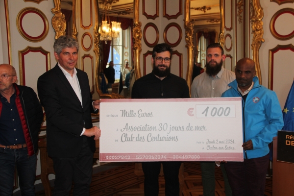 Remise de chèque par le Club des Centurions à l'association «30 jours de mer»