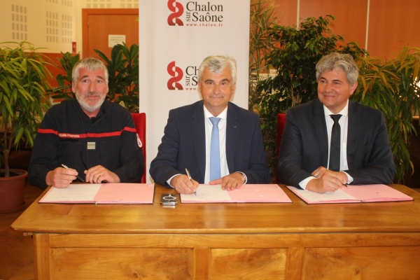 Sapeurs-pompiers et policiers municipaux main dans la main à Chalon-sur-Saône