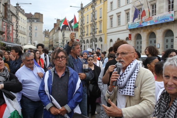 Plus de 200 personnes rassemblées contre l'arrêté municipal interdisant le drapeau palestinien à Chalon-sur-Saône