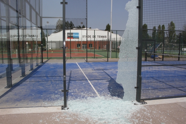 À peine installée, une vitre du cours de padel du Stade Léo Lagrange a été brisée