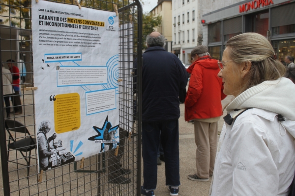 Journée mondiale du refus de la misère 2025 : Exposition «Stop à la maltraitance institutionnelle» sur la Place de Beaune