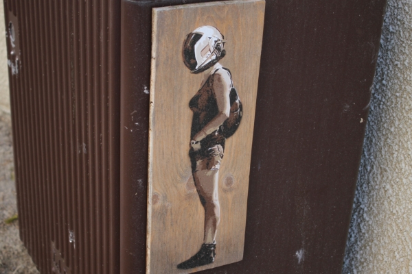 Qui est la femme au casque de la rue Pinette ?
