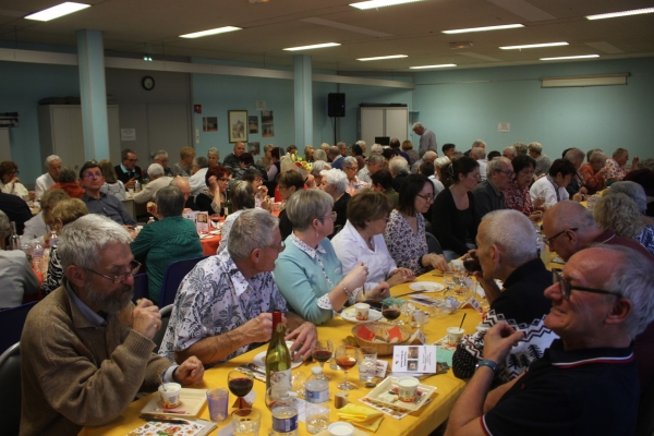 Un repas convivial pour les anciens et les personnes handicapées à la Maison de quartier de la rue de la Paix