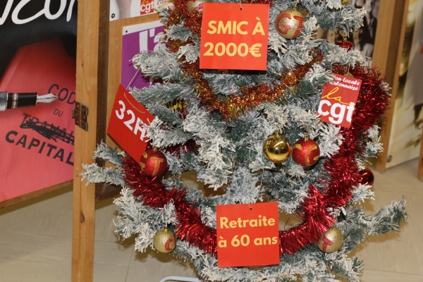 Un sapin de Noël très revendicatif à la Maison des Syndicats