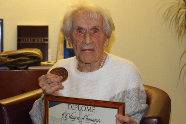 Germaine Borgne, 106 ans, devient la doyenne de Chalon-sur-Saône et reçoit le titre de citoyenne d'honneur