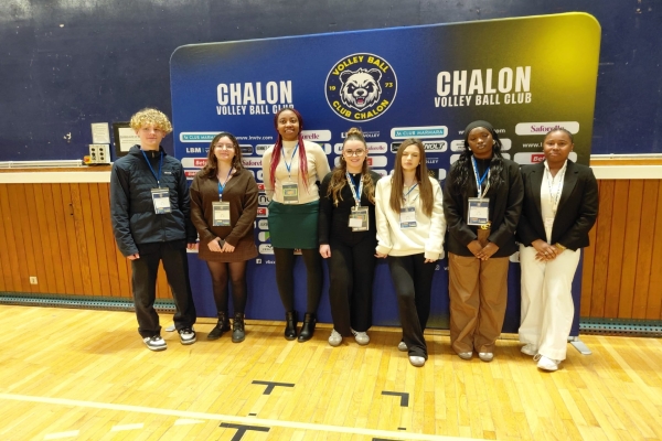 Les élèves du lycée Émiland Gauthey mobilisés pour l'accueil du public lors d'un match du VBCC
