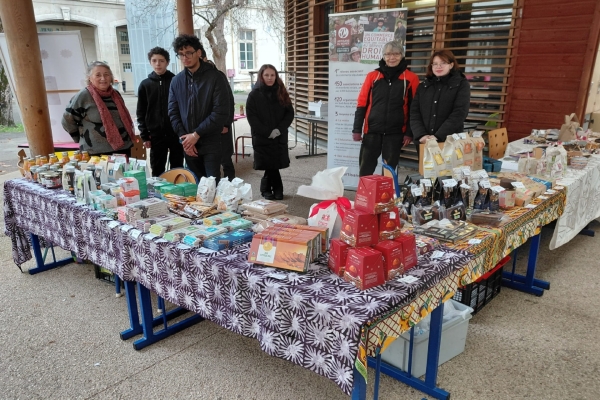 Un marché de Noël réussi pour les élèves de 1ère CAP Équipier Polyvalent du Commerce du lycée Émiland Gauthey