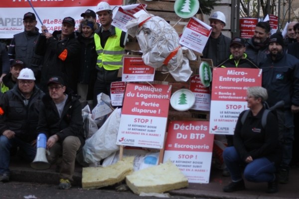 Les artisans du bâtiment tirent la sonnette d'alarme devant la sous-préfecture de Chalon-sur-Saône