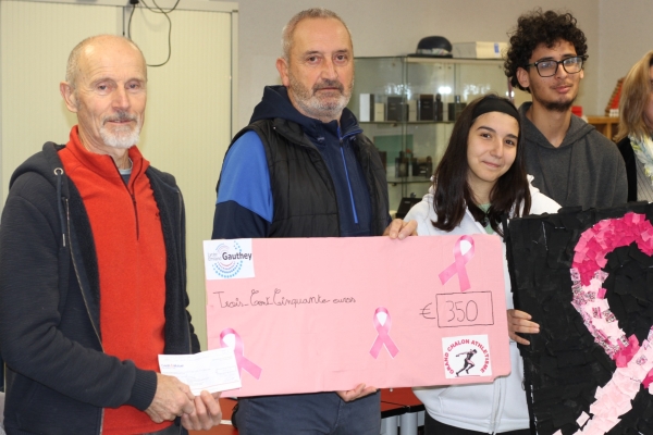 Les élèves d'Emiland Gauthey remettent un chèque au Grand Chalon Athlétisme